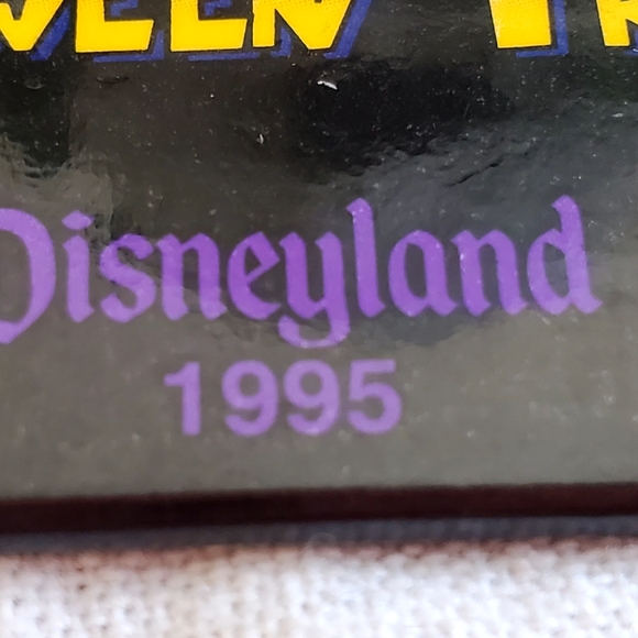 Disneyland Halloween Nostalgia! Mickeys Halloween Treat 1995 button! - Picture 3 of 5